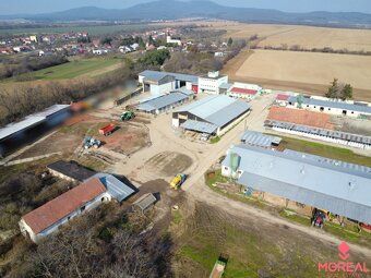Ponúkame vám na predaj priemyselný areál ( družstvo ) v obci
