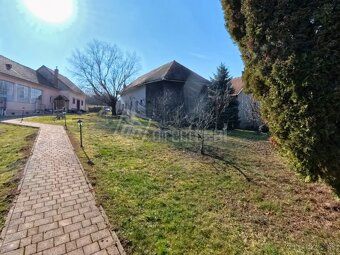 Na predaj CHATA v Čaradiciach s obrovským pozemkom – pokoj, 