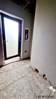 POD STRÁŇOU NA PREDAJ: 4-izbový rodinný dom na peknom rovina