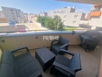 Na predaj ponúkame priestranný a zariadený 2-izbový byt s dv