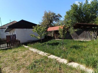 Ponúkame na predaj priestrannú dvojgaráž v obci Pukanec s po
