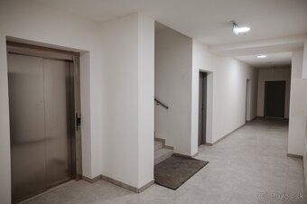 Predaj zariadeného bytu s terasou v obci Mlynčeky, v blízkos