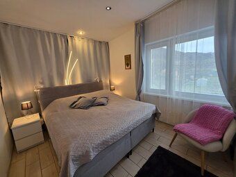 Na predaj veľký 85 m2, tehlový 3 - izbový byt s vlastným kúr
