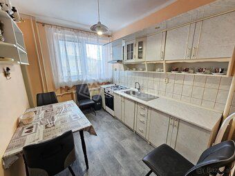 Priestranný dom - časť dvojdomu s 800 m2 pozemkom, garážou a