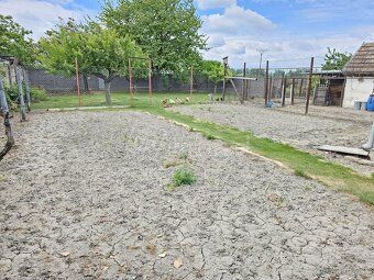 Priestranný dom - časť dvojdomu s 800 m2 pozemkom, garážou a
