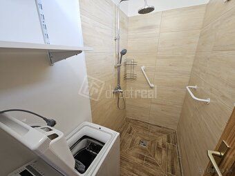 Priestranný dom - časť dvojdomu s 800 m2 pozemkom, garážou a