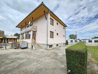 Priestranný dom - časť dvojdomu s 800 m2 pozemkom, garážou a