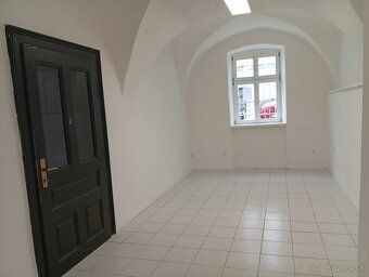 ID-500288-25BB
Ponúkame na prenájom obchodný priestor na prí