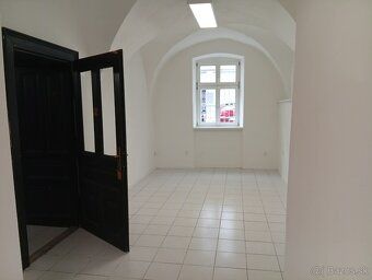 ID-500288-25BB
Ponúkame na prenájom obchodný priestor na prí