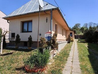LEN SA NASŤAHOVAŤ - zrekonštruovaný dom, veľký pozemok 1796m