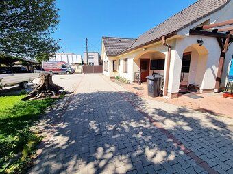 Ponúkame na predaj plne funkčný komerčný areál v obci Matúšk