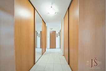 Kosmos Reality v zastúpení maklérky Ing. Jana Šrámková ponúk