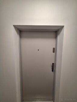 Predám jednoizbový apartmán na druhom poschodí s výhľadom na