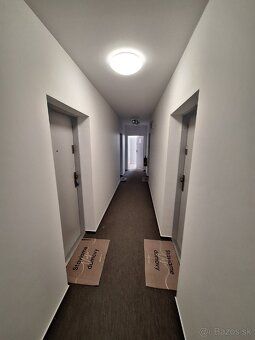 Predám jednoizbový apartmán na druhom poschodí s výhľadom na