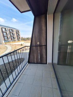 Predám jednoizbový apartmán na druhom poschodí s výhľadom na