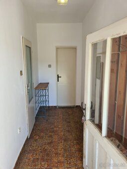 Ponúkam na predaj priestranný 3-izbový rodinný dom s garážou