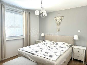 4 izbový bungalov s veľkorysým pozemkom 880 m2
Popis: Na pre