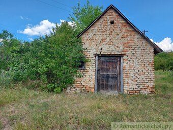 Tento rovinatý pozemok s rozlohou vyše 1000 m2 sa nachádza n