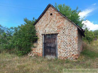 Tento rovinatý pozemok s rozlohou vyše 1000 m2 sa nachádza n
