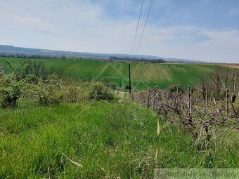 Rozľahlý pozemok o rozlohe vyše 3000 m2 sa nachádza na polos