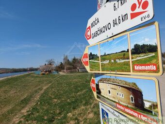 Rozľahlý rovinatý pozemok sa nachádza v zastavanej kľudnej č