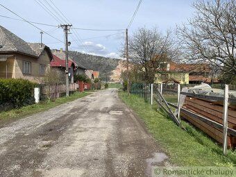 Pozemok sa nachádza v bočnej uličke malej a tichej obce Hosť