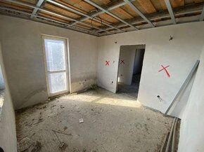 Exkluzívne ponúkame na predaj rozostavaný rodinný dom a  hos