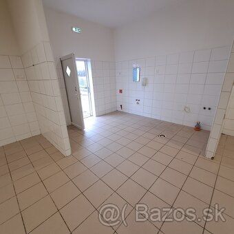 Exkluzívne ponúkame na predaj rozostavaný rodinný dom a  hos