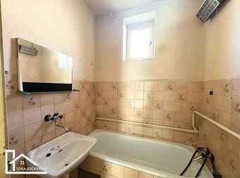 Exkluzívne ponúkame na predaj rodinný dom v obci Čereňany.
D