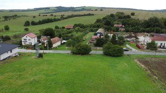Ponúkame na predaj stavebný pozemok s výmerou 1417 m², situo