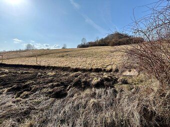 Ponúkame na predaj pozemok o výmere 685 m² , v pokojnej obci