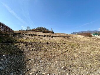 Ponúkame na predaj pozemok o výmere 685 m² , v pokojnej obci