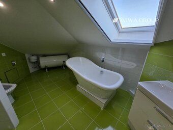 🏢 Modernizovaný podkrovný byt s výťahom – Nesvady
💰 Cena: 16