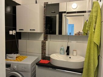Popis • 3izbový byt po rekonštrukcii • úžitk. plocha 73 m2 •