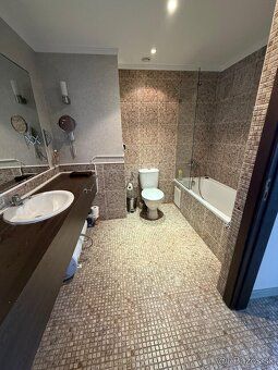 Predáme priestranný a elegantný apartmán o výmere 73 m², sit