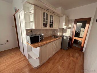 🏡✨ Na prenájom izby – lokalita Max, Trenčín
🛏 Ponúkajú sa 2 