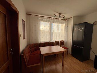 🏡✨ Na prenájom izby – lokalita Max, Trenčín
🛏 Ponúkajú sa 2 