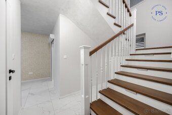 Ponúkame na predaj priestranný 5-izbový rodinný dom v Rajke,