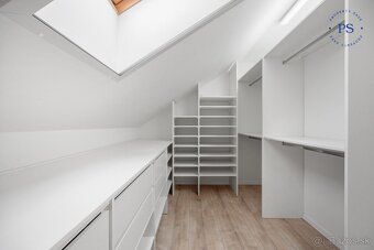 Ponúkame na predaj priestranný 5-izbový rodinný dom v Rajke,