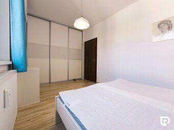 Moderný 2-izbový byt s balkónom, 2x klimatizáciou a garážový