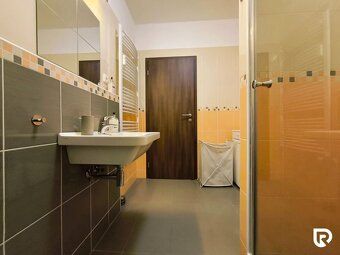 Moderný 2-izbový byt s balkónom, 2x klimatizáciou a garážový