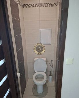 Na prenájom 3-izbový byt s vlastným parkovacím miestom.
Real