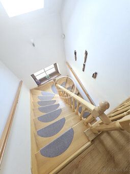 Typ: Rodinný dom Ulica: Srnianska Mestská časť: Mnešice Obec