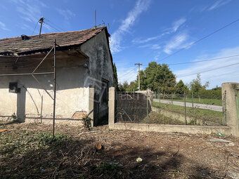 POZEMOK 612 M2 - VÝBORNÁ POLOHA NA HLAVNEJ PRÍSTUPOVEJ CESTE