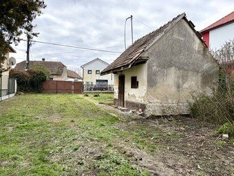 Na predaj rovinatý pozemok o veľkosti 1.065 m2, v centre obc