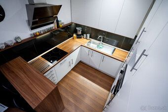 Ponúkam na predaj moderný 2-izbový byt na Železničnej ulici 