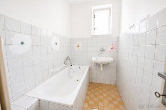 Ponúkame na predaj priestranný dvojpodlažný rodinný dom s ga