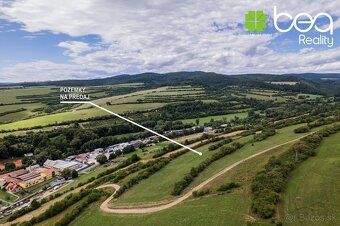 Pozemky tvoria tri parcely vo výlučnom vlastníctve jedného v