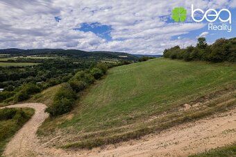 Pozemky tvoria tri parcely vo výlučnom vlastníctve jedného v