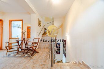 Maroš Vereš +421 904 086 200 e-mail: maros.veres@v2realestat